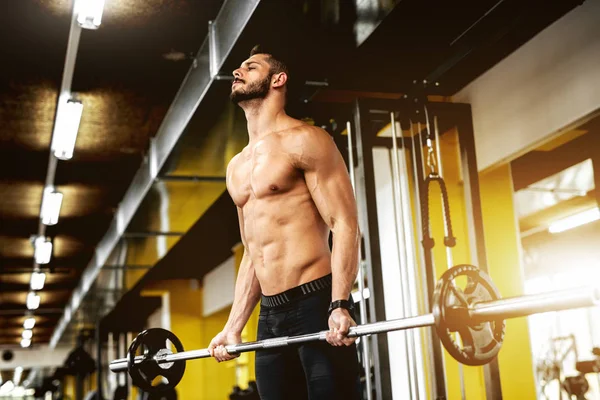 Muskulös man träna på gym — Stockfoto