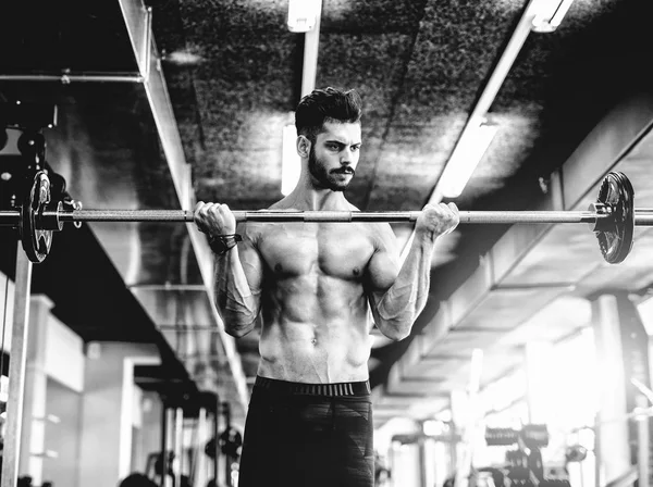 체육관에서 운동을 하는 근육 질 남자 — 스톡 사진