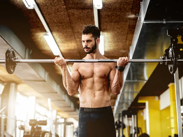 Uomo muscoloso che lavora in palestra — Foto Stock