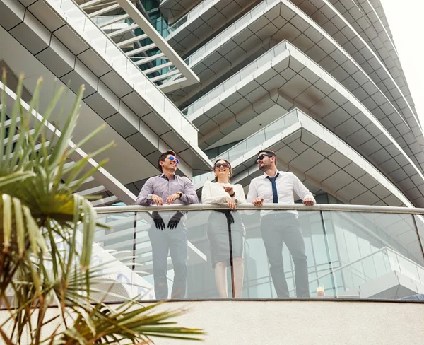 Businesspeople on balcony of business building — Stock Photo, Image