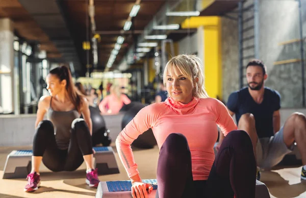 Pareja haciendo ejercicio con entrenador de fitness — Foto de Stock