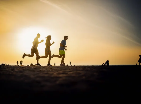 Gruppe von Läufern am Strand — Stockfoto