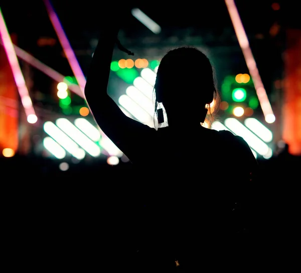 Silhueta mulher no festival de música — Fotografia de Stock