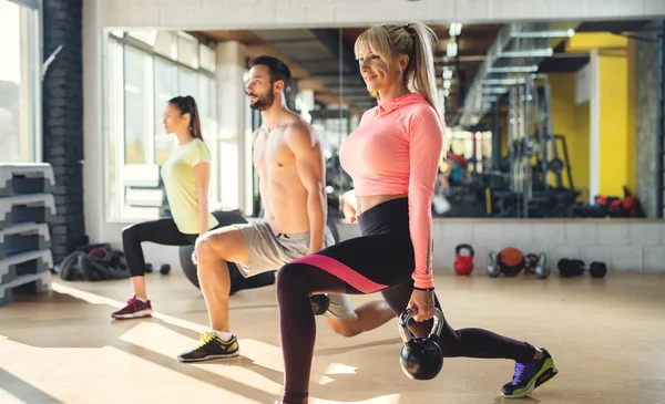 Paar werken met Fitnesstrainer — Stockfoto