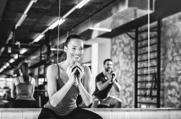 Genç bir çift spor salonunda egzersiz — Stok fotoğraf