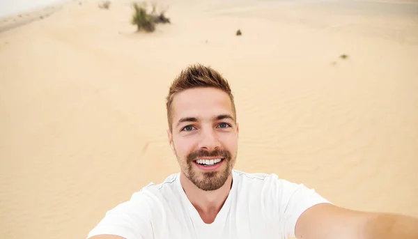 Man tar selfie i öknen — Stockfoto