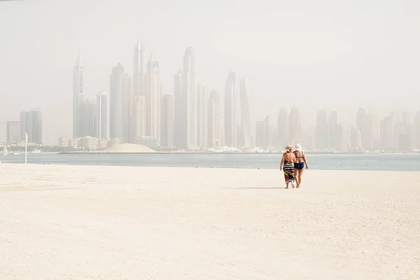 Ancianas caminando por la playa — Foto de Stock