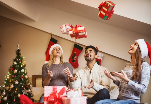 Amigos felices celebrando la Navidad — Foto de Stock