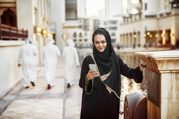 Muslim woman in traditional dress — Stock Photo, Image