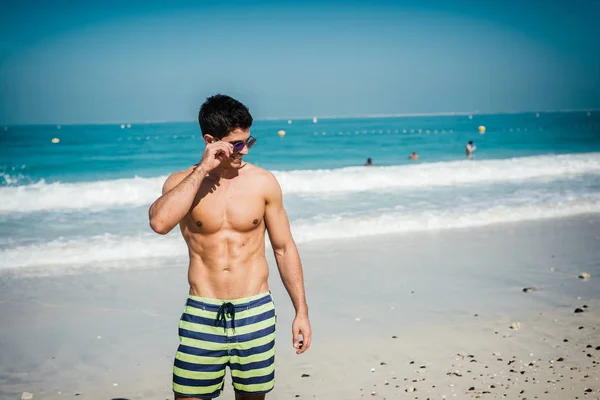 Homem sem camisa na praia — Fotografia de Stock