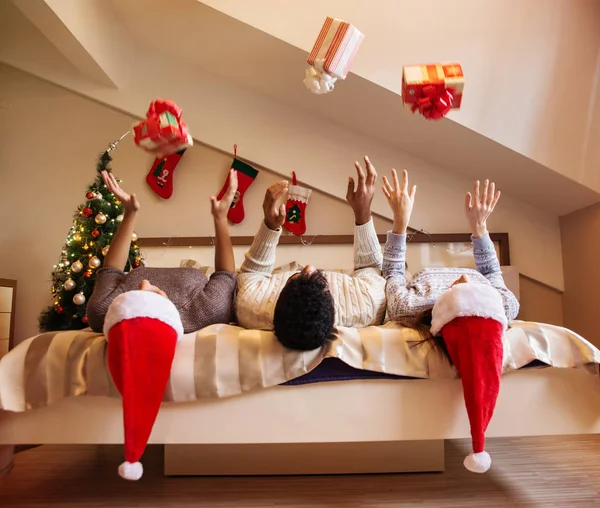 Amigos felizes celebrando o Natal — Fotografia de Stock