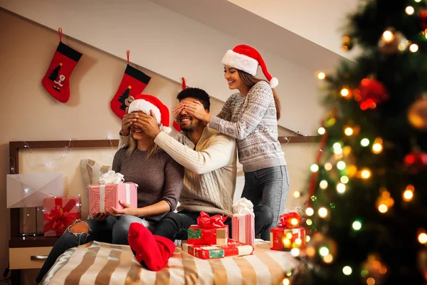 Glückliche Freunde feiern Weihnachten — Stockfoto