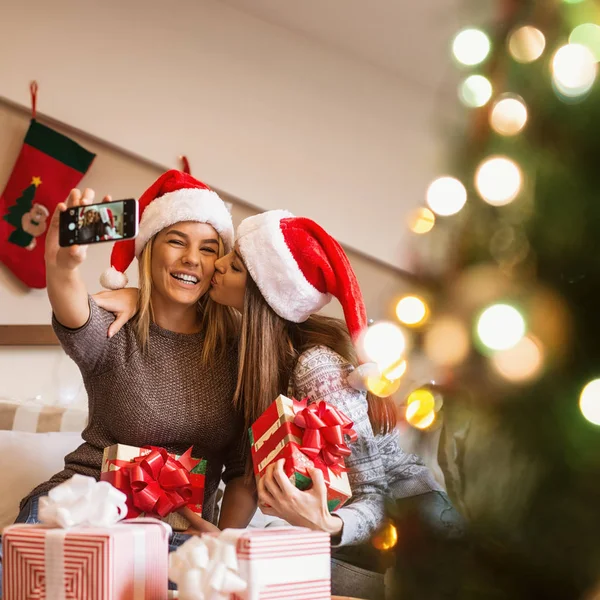 Dois amigos comemorando o Natal — Fotografia de Stock