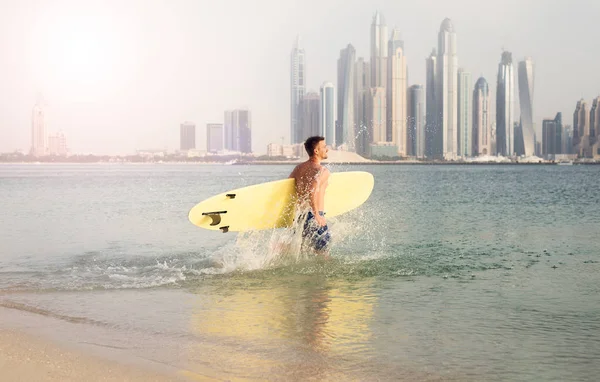 Jovem surfista bonito — Fotografia de Stock