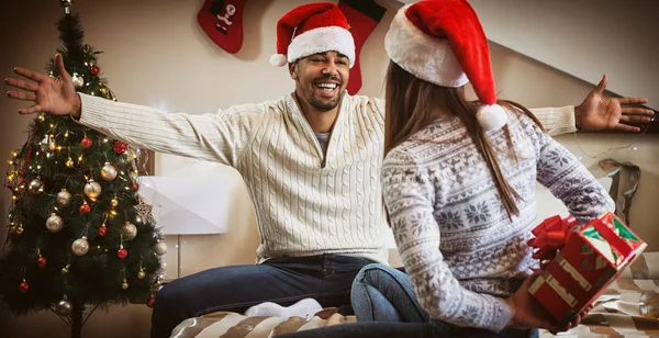 Lyckliga par firar jul — Stockfoto