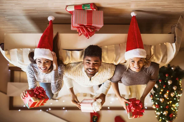 Glückliche Freunde feiern Weihnachten — Stockfoto
