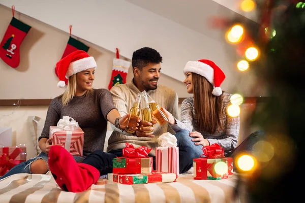 Amigos felizes desfrutando de Natal — Fotografia de Stock