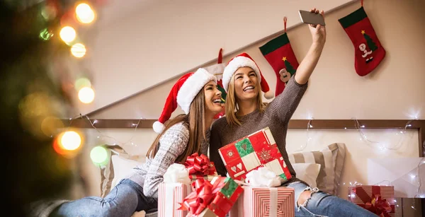 Dois amigos comemorando o Natal — Fotografia de Stock