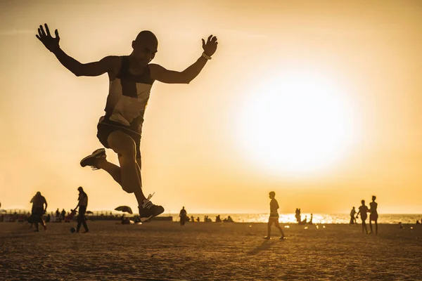 Mann springt am Strand — Stockfoto