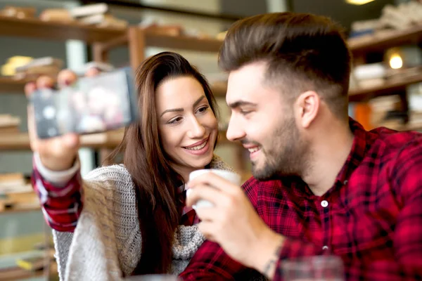 Met de smartphone bij restaurant (echt) paar — Stockfoto