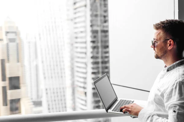 Empresario trabajando con portátil — Foto de Stock