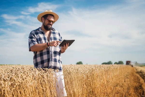 Сучасний фермер з планшетом — стокове фото
