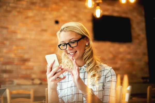 Ung forretningskvinde arbejder i cafe - Stock-foto