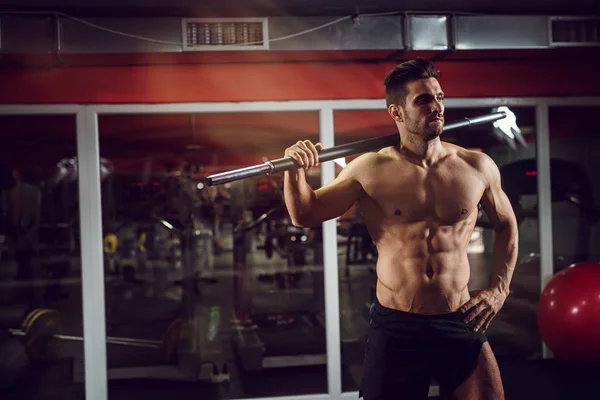 Hombre en forma haciendo ejercicio en el gimnasio —  Fotos de Stock
