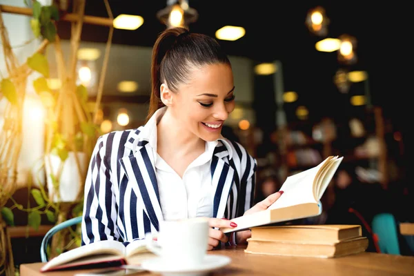 Žena čtení knihy v kavárně — Stock fotografie