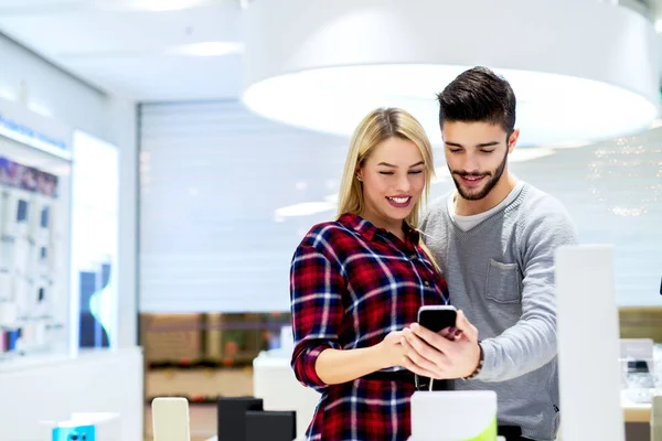 Pareja en tienda de técnicas — Foto de Stock