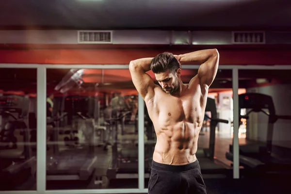 Hombre en forma haciendo ejercicio en el gimnasio — Foto de Stock