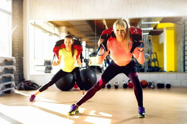 Junge Frauen trainieren im Fitnessstudio — Stockfoto