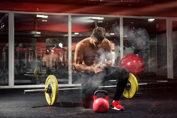 Hombre en forma haciendo ejercicio en el gimnasio —  Fotos de Stock