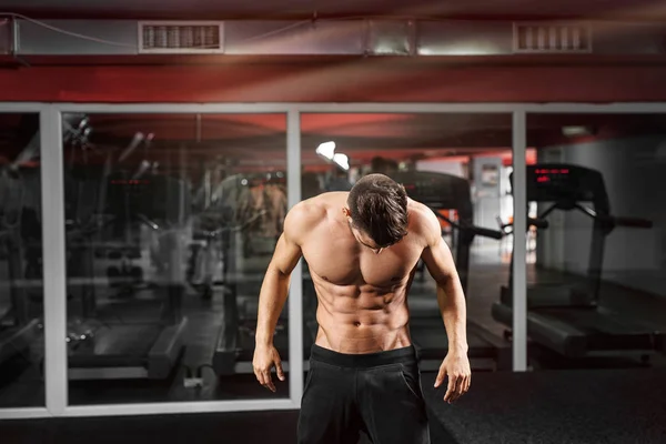 Hombre en forma haciendo ejercicio en el gimnasio — Foto de Stock