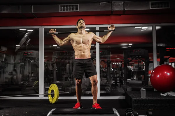 Hombre en forma haciendo ejercicio en el gimnasio — Foto de Stock