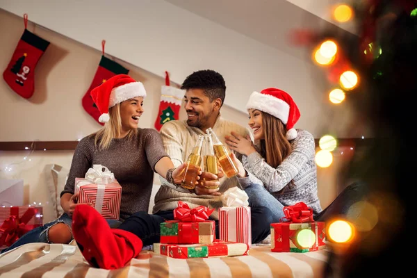 Boldog meg, élvezve a karácsonyi — Stock Fotó