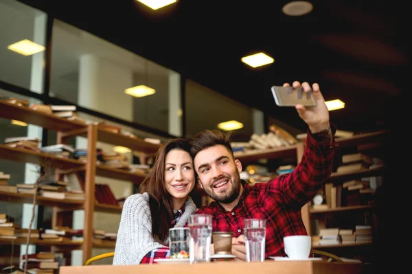 Ζευγάρι με smartphone στο εστιατόριο — Φωτογραφία Αρχείου