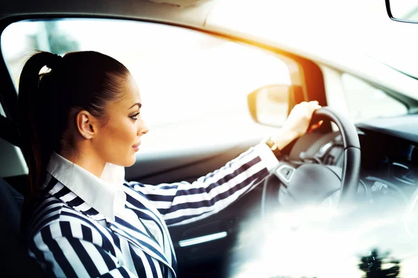 Wanita muda mengemudi mobil — Stok Foto