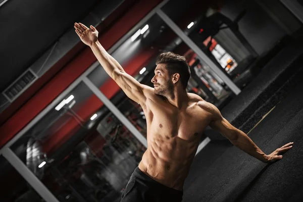 Passar mannen som tränar på gym — Stockfoto
