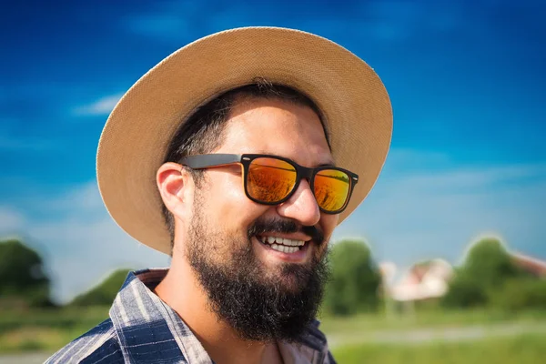 Petani bahagia berkacamata dan topi — Stok Foto