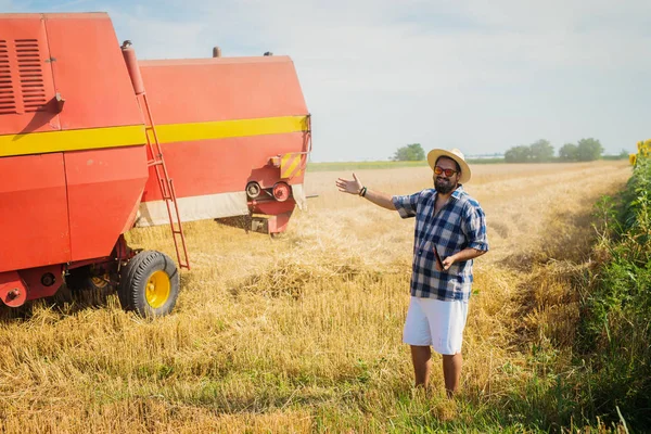 Glada bonden pekar på kombinera — Stockfoto
