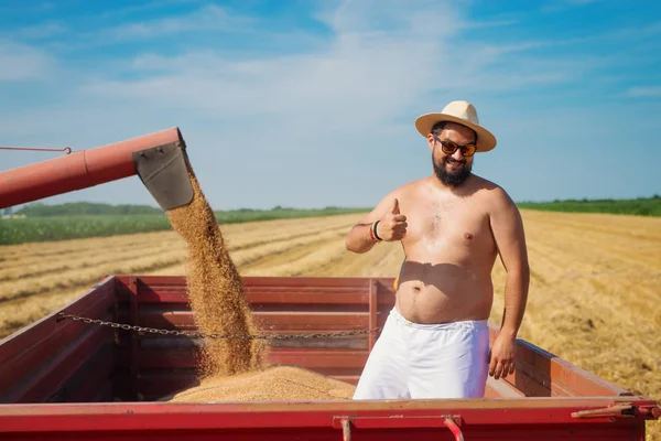 Agricultor sem camisa em pé no caminhão — Fotografia de Stock