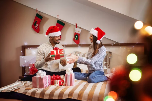 Glückliches Paar genießt Weihnachten — Stockfoto