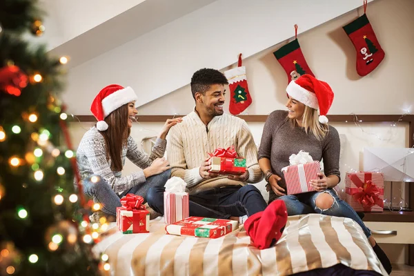 Glada vänner njuter av julen — Stockfoto