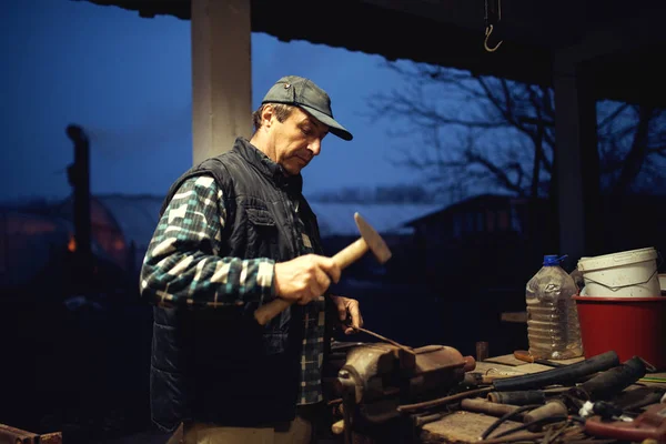 Středního věku člověka na workshop — Stock fotografie