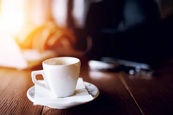 茶色の木製のテーブルの上にコーヒー カップ — ストック写真