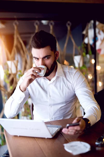 Bonito empresário beber café — Fotografia de Stock