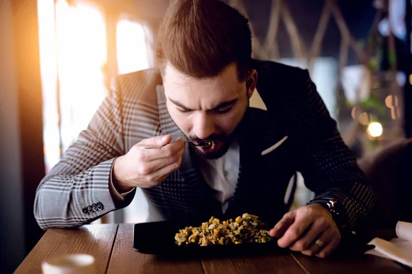 Uomo d'affari in pausa pranzo — Foto Stock