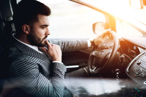 Empresário dirigindo carro moderno — Fotografia de Stock