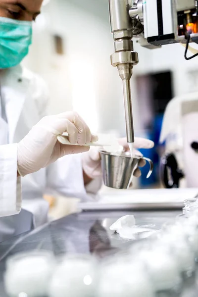 Man in handschoenen voorbereiding crème — Stockfoto